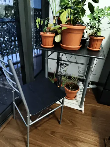 Small table with matching 2 chair - good condition