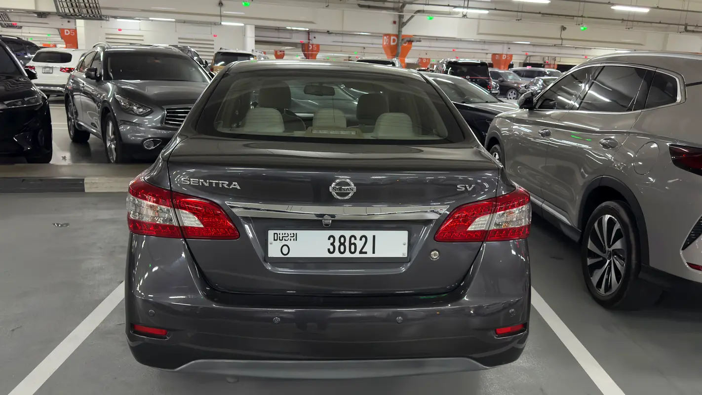 Nissan Sentra 2016 — photo 1 of 9