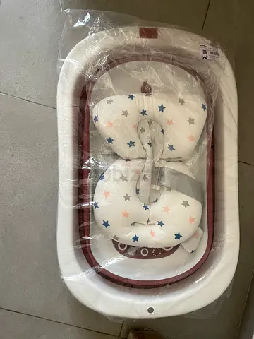 Foldable baby bathtub with cushioned head support - unused