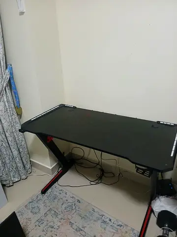 Desk for gaming with bottle holder and headphone holder