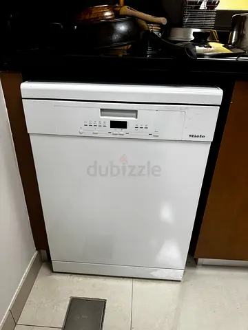 White freestanding Miele dishwasher - excellent working condition