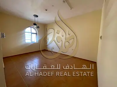 ثاني ساكن – ثاني صف على الكورنيش – موزّع للخصوصية – تكييف وغاز مركزي – تشطيبات سوبر ديلوكس .