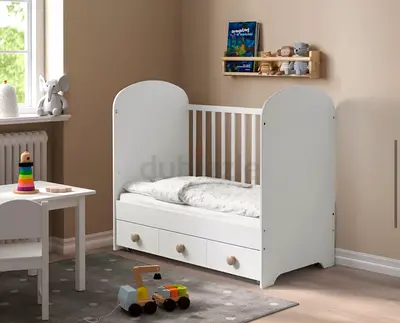 Convertible baby crib with under-drawer storage - good condition