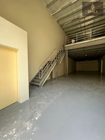 مستودع مع ميزانين للإيجار في صناعية عجمان 1 | 3300 قدم² | 120,000 درهم سنوياً