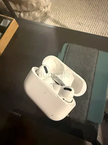 Apple AirPods Pro with Wireless Charging Case lighting original