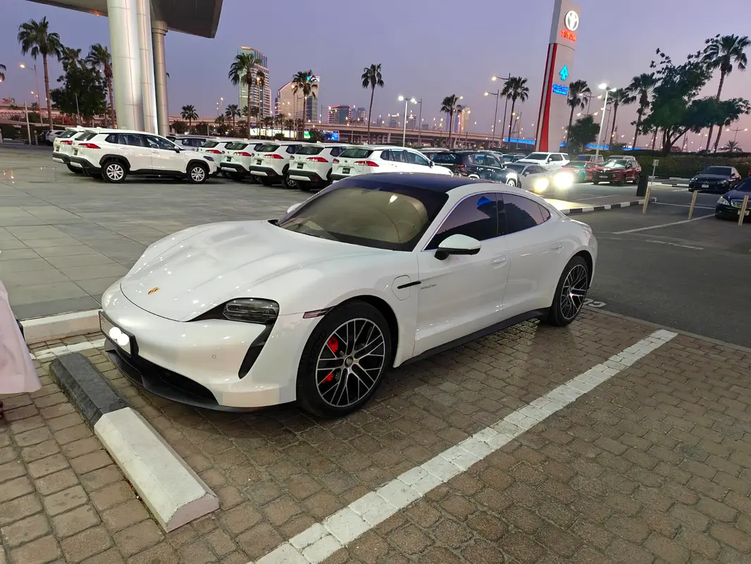 Porsche Taycan 2022 — photo 1 of 13