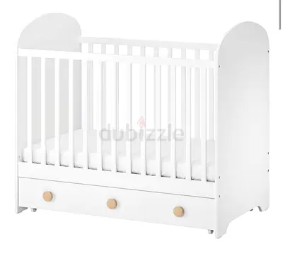Convertible baby crib with under-drawer storage - good condition+ Mattress