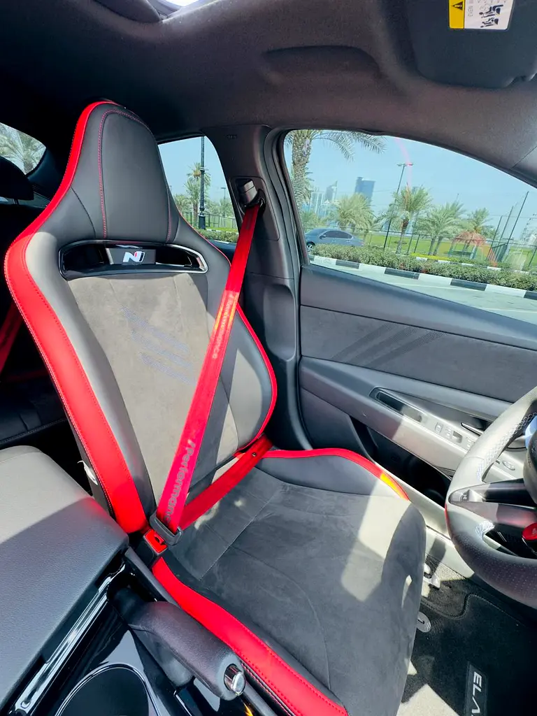 Hyundai Elantra 2025 — photo 1 of 20