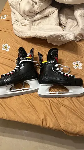 Pair of mens adjustable ice skates - lightly used