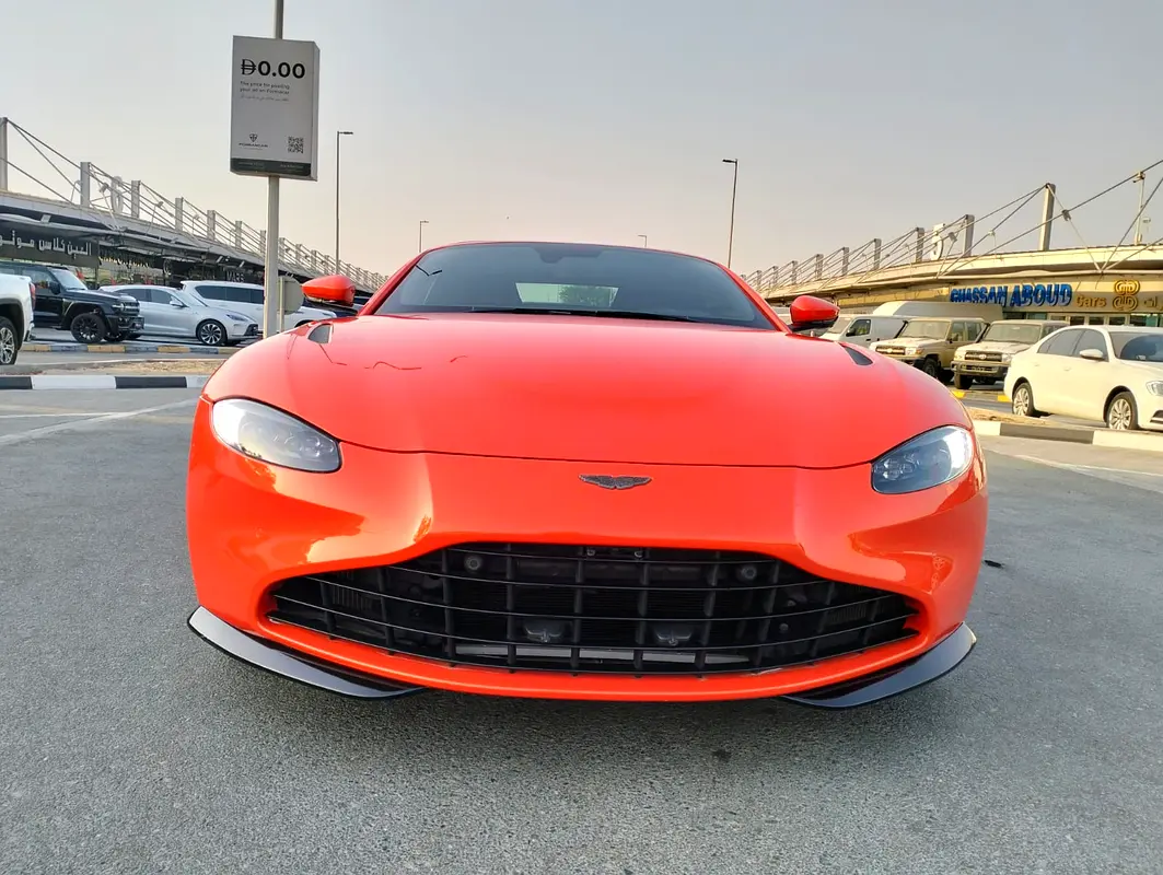 Aston Martin Vantage 2022 — photo 1 of 6