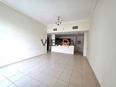شقة واسعة مع غرفة غسيل وشرفة