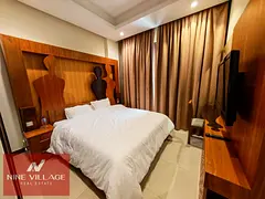 FULLY FURNISHED - ELEGANT 2 BHK - NEWLY UPDRADED - CLOSE TO MOE