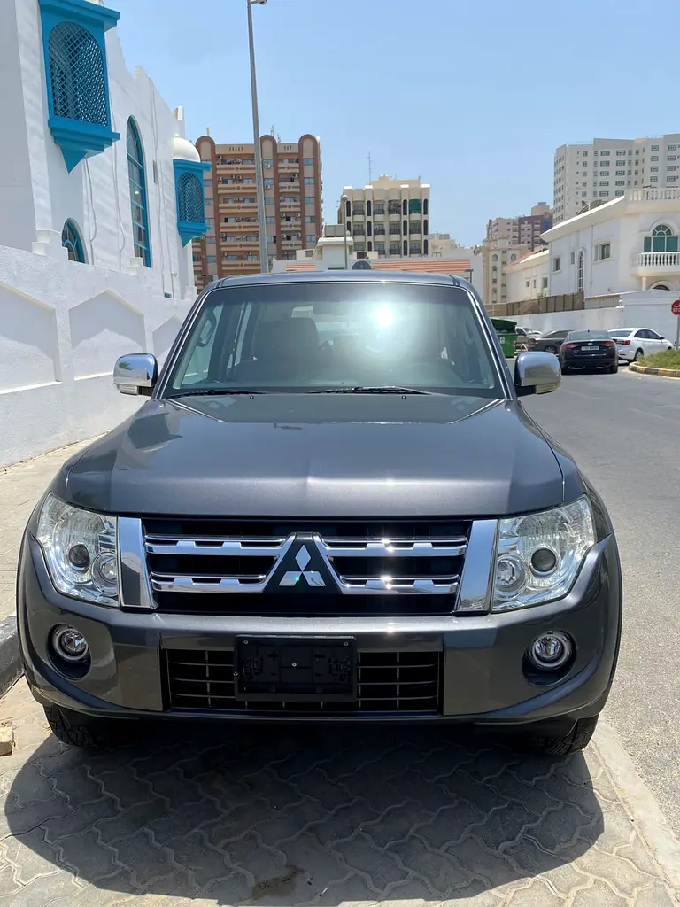 Mitsubishi Pajero 2014 — photo 1 of 20