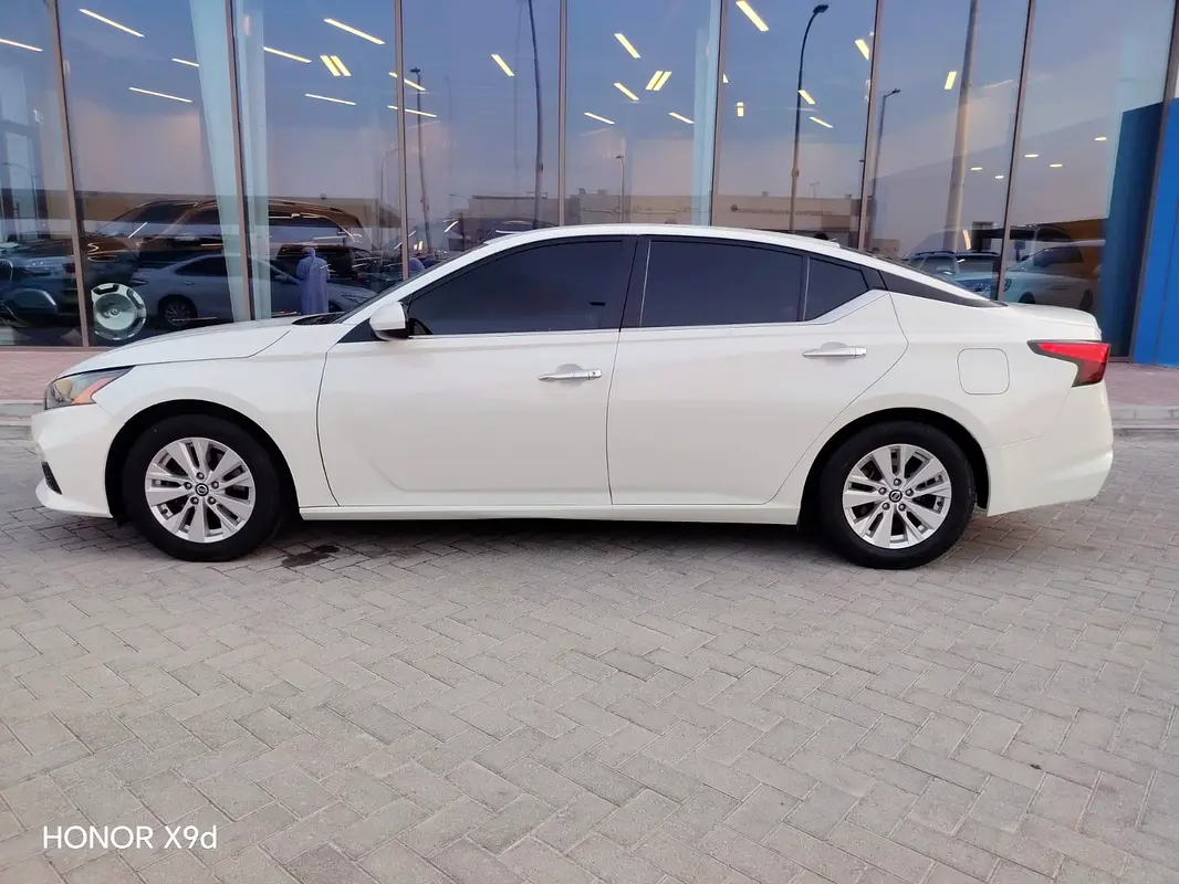 Nissan Altima 2022 — photo 1 of 18