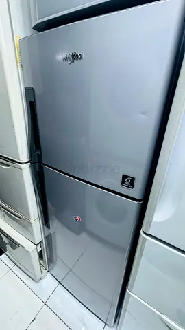 Whirlpool medium sized fridge neat and clean top freezer 2 doors
