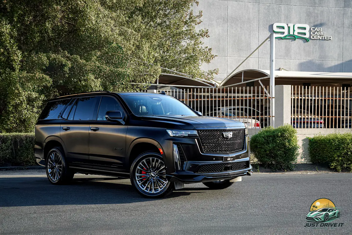 Cadillac Escalade 2023 — photo 1 of 20