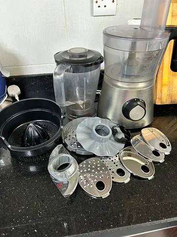 Used food processor with blender jar and multiple slicing/shredding discs