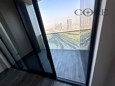 تصميم زاوية بغرفتي نوم | شرفة | إطلالة على وسط المدينة والمنتزه