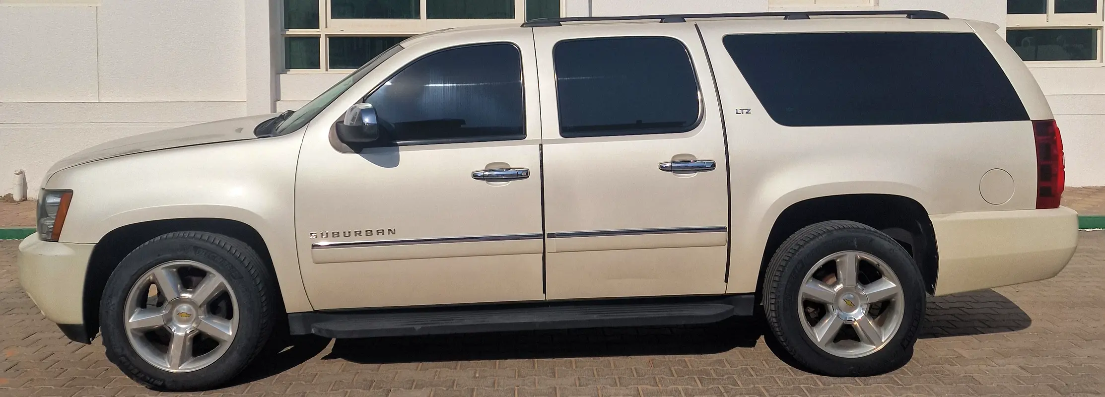 Chevrolet Suburban 2011 — photo 1 of 9