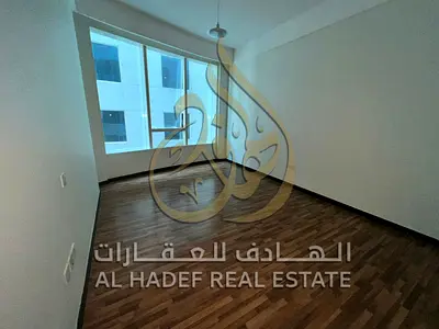 شقة غرفتين وصالة للإيجار السنوي في المجاز 3 – الشارقة | إطلالة بحرية كاملة | غرف ماستر | تكييف مجاني | باركن وجيم ومسبح