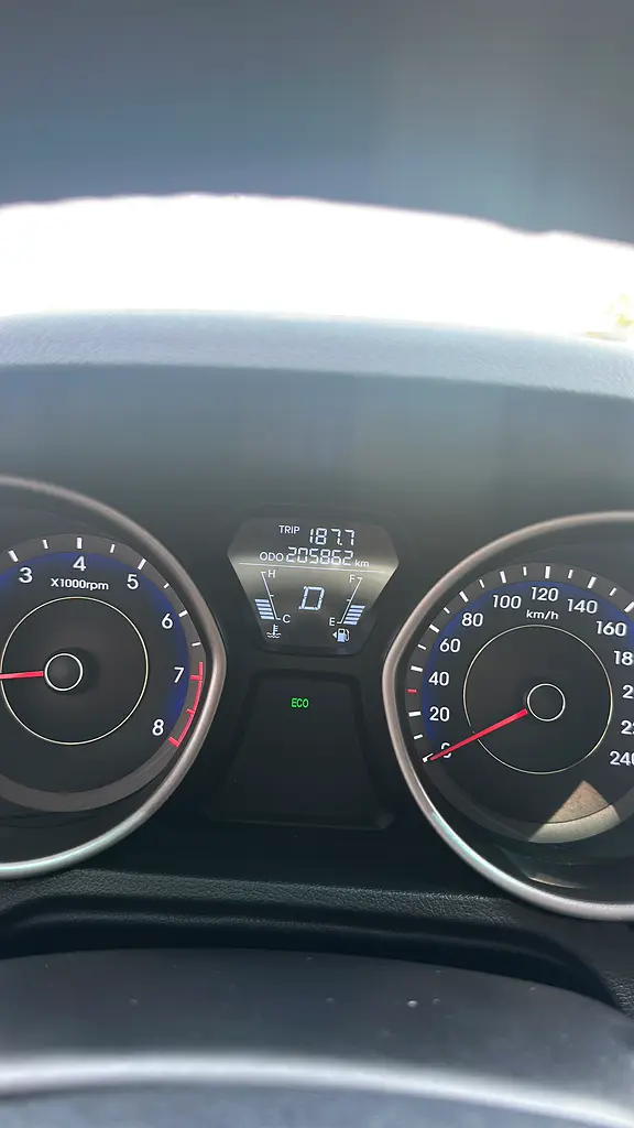 Hyundai Avante 2011 — photo 1 of 6