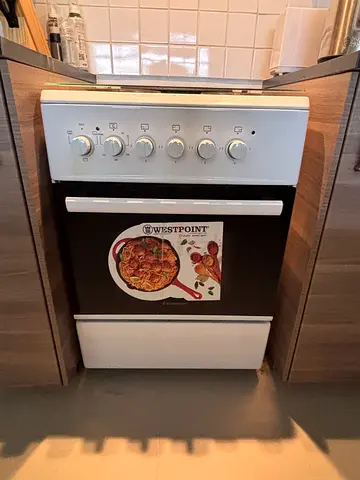 Westpoint freestanding electric cooker/stove - excellent working condition