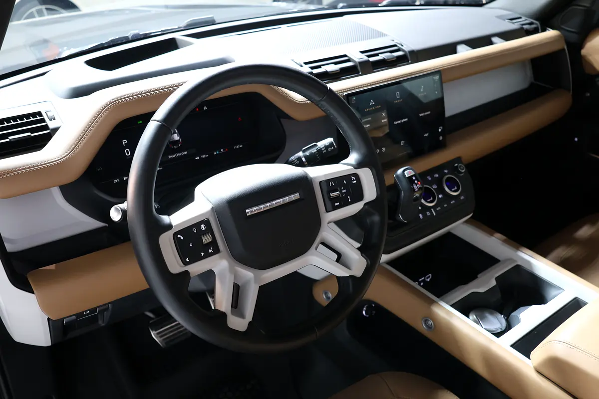 Land Rover Defender 2025