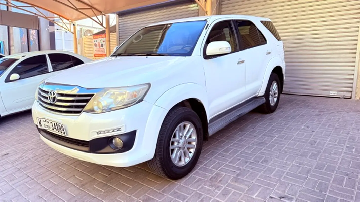 Toyota Fortuner 2015 — photo 1 of 6