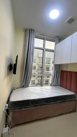 Available new single partition with window, smart tv and fridge in DSO