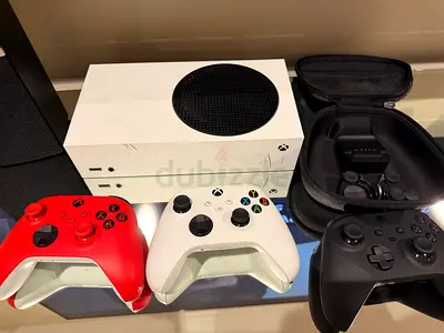 Xbox Series S with 3 Controllers (White, Red, Black) + Charging Case. 1 special controller