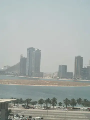 ثلاث غرف وصالة واسعة مع موزع وبلكونة وغرفة خادمة وغرفة غسيل، إطلالة بحرية مباشرة، باركن مجاني، التعاون، 65,000 درهم، 5 دفعات.