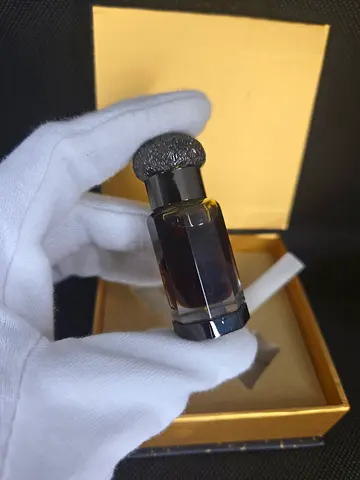 Dehn Al Oud Hashmi 🖤✨
A fragrance that speaks of tradition, luxury, and timeless elegance.