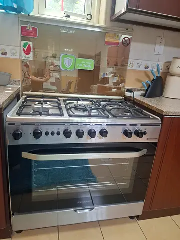 Type: Freestanding gas cooker
Cooktop: 5 gas - Great Working Condition barely used.
