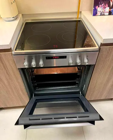 Under Warranty Siemens 60x60cm electric cooker Stove  with ceramic hob and stainless steel finish