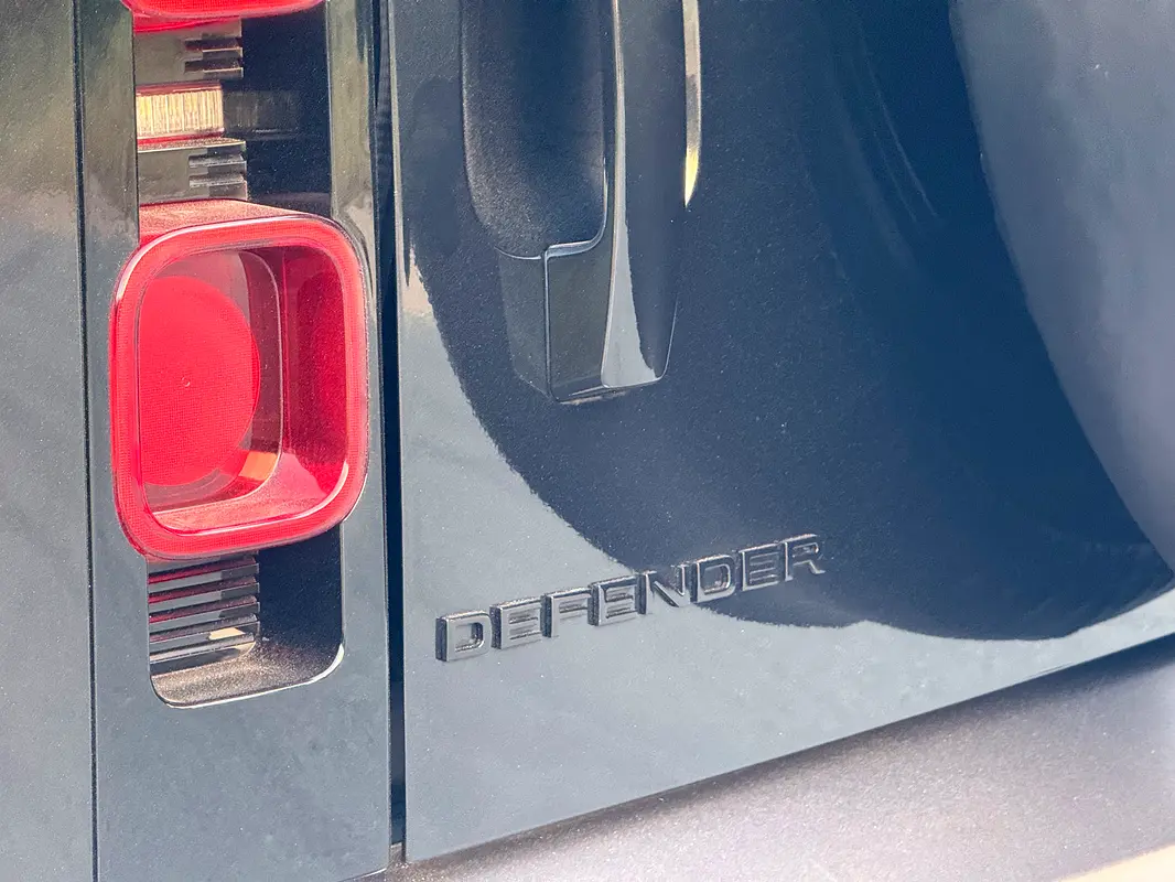 Land Rover Defender 2024