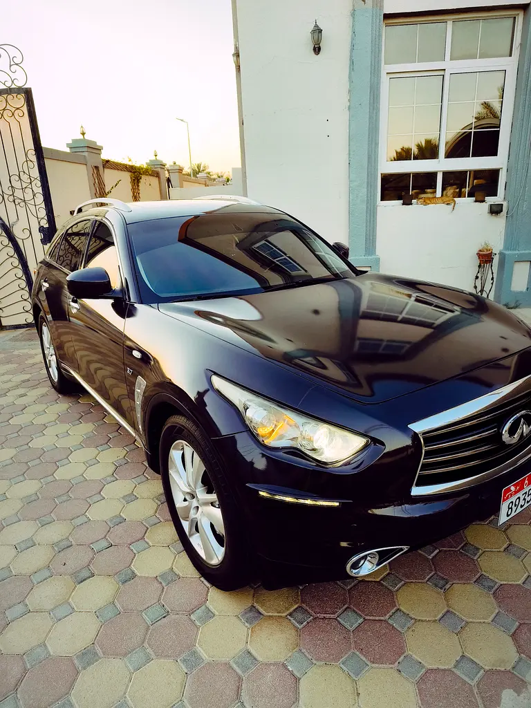 Infiniti QX70 2014 — photo 1 of 9