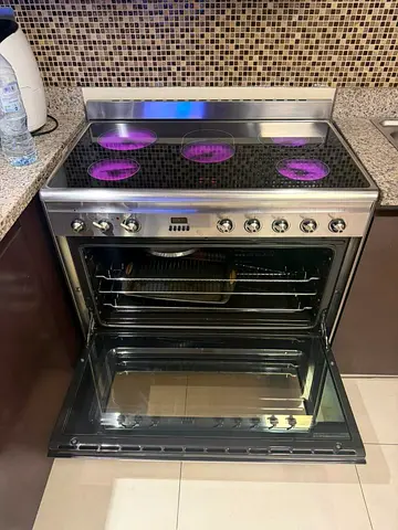 Smeg new model stove ceramic electric top 5 hobs 90by60 cm size   Excellent condition perfect workin