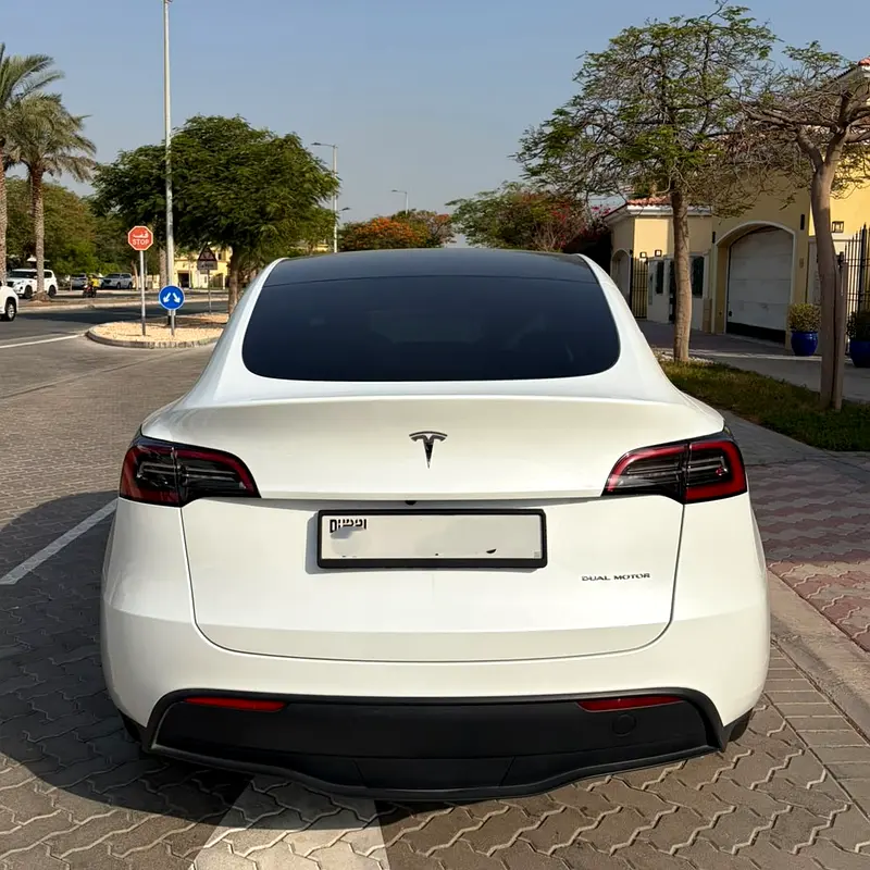 Tesla Model Y 2023 — photo 1 of 7