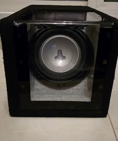 JL Audio 8W1v2-4 nice bass power 8inch