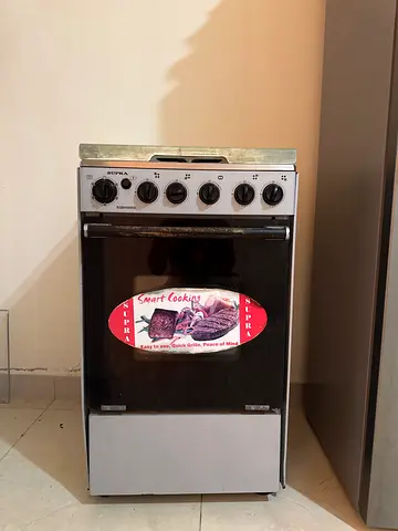 Compact freestanding gas stove with 4 burners - good working condition size 50x50 cm