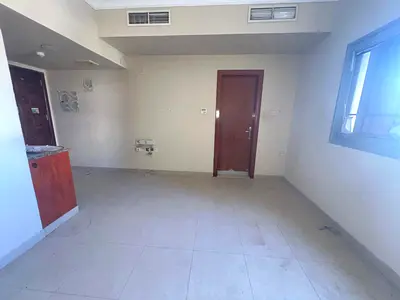 Lavish studio good building near muwailah bus stop rent in 20k