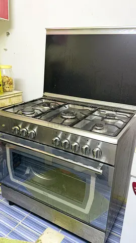 Stove and gas cylinder