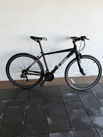 Cross City bicycle. Lightly used . 21 speed gears. hybrid/commuter bike - very good condition
