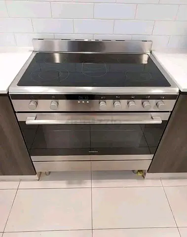 Siemens 5 burner electric cooker 90cm still in waranty