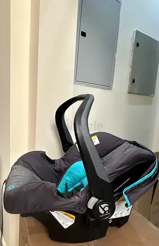 New Infant Car Seat / Baby Carrier - Compact and Lightweight