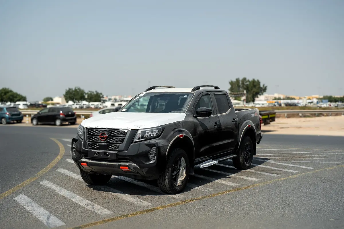 Nissan Navara 2025 — photo 1 of 20