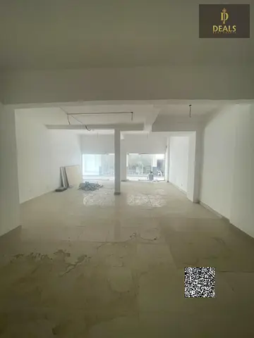محل تجاري مميز للإيجار أمام الجاردن سيتي مباشرة | الجرف 1 | كهرباء 20 كيلو وات 3 فاز