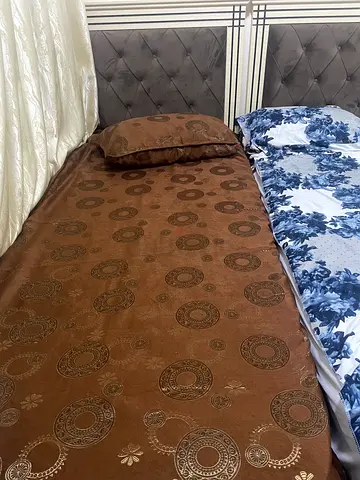 Single bed with tufted headboard in good condition( without matress)