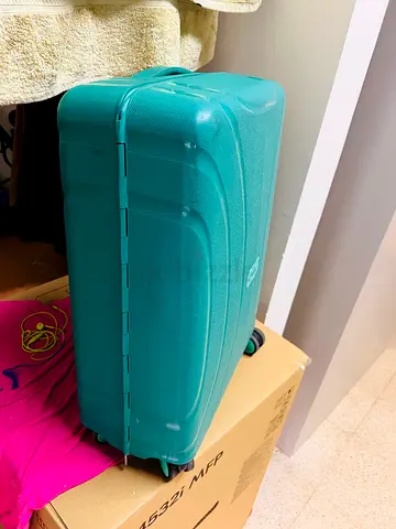 Hard-shell teal suitcase with wheels - medium size
