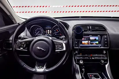 صورة مصغرة 11 لـ 2016 Jaguar XE